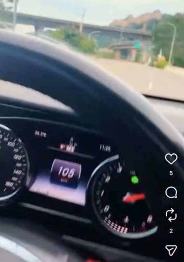 駕駛沿路高速行駛,不僅連闖多個紅燈,突然在路口處往左急轉彎。(圖/翻攝畫面)