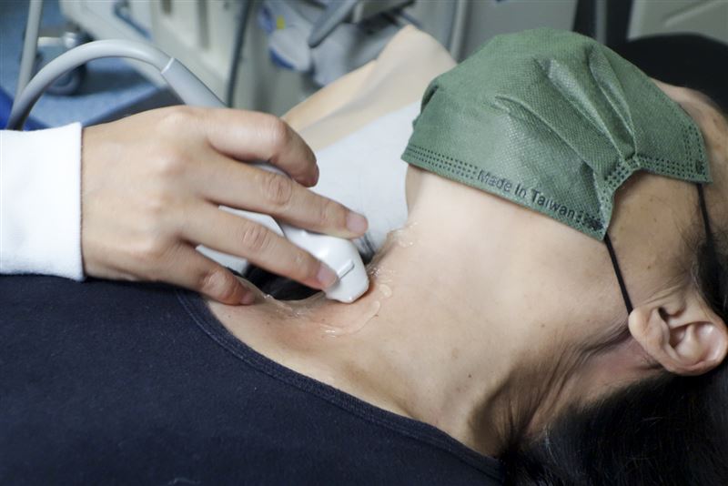 王舒儀醫師在高解析甲狀腺超音波檢查中,發現病人右側甲狀腺1.2公分結節,邊界不規則且伴隨微鈣化。(示意圖,非當事人)(圖/彰基提供)