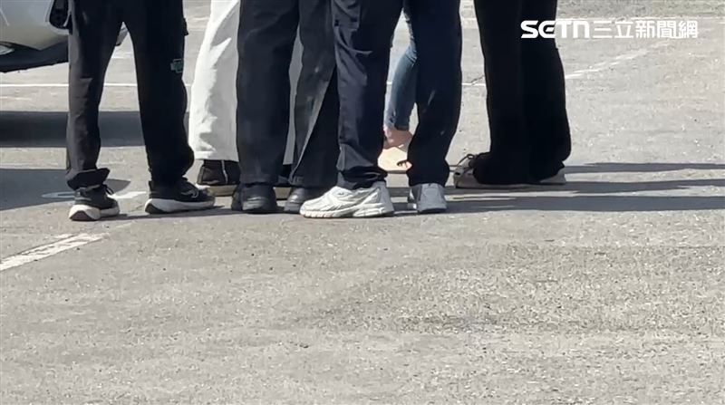吳姓少年好友悲痛前往殯儀館送他最後一程。（圖／記者朱俊傑攝影）