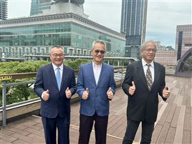 左起為穎崴全球業務營運中心執行副總陳紹焜、董事長王嘉煌及財務長李振昆。（圖／記者余國棟攝影）
