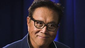 暢銷理財書《富爸爸，窮爸爸》作者羅伯特清崎（Robert Kiyosaki）再發出警告，直言美伊戰爭下石油美元體系的崩潰，可能造成美元的死亡，並建議民眾最好投資自己的財務教育，儲備關鍵金融知識以因應變局。（圖／翻攝自X平台 @cryptorover）