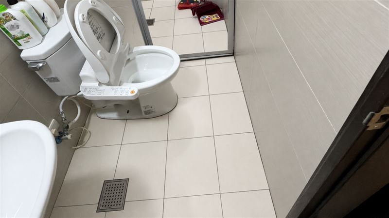 經過專業清潔與徹底消毒後，原本髒污不堪的衛浴空間恢復淨白，連磁磚縫隙與馬桶死角都清理得一塵不染。（圖／桃園電子報提供）