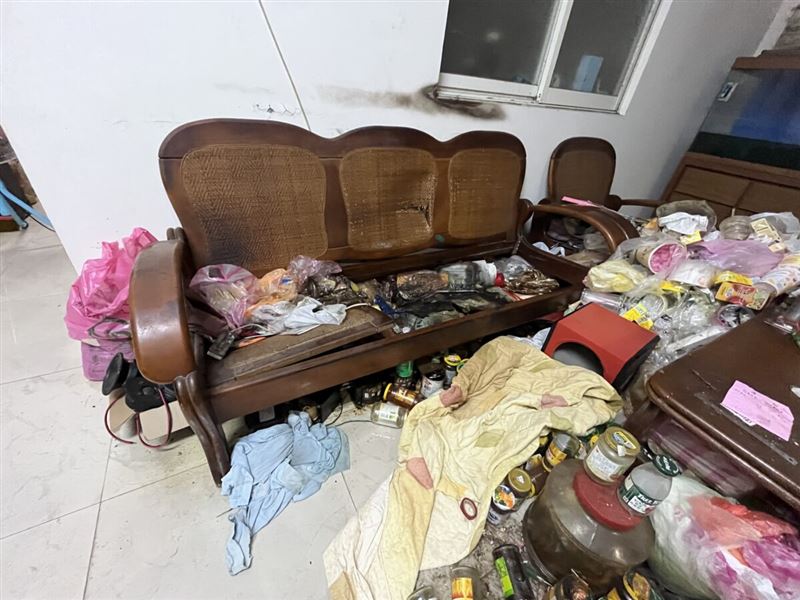 經過專業清潔與徹底消毒後，原本髒污不堪的衛浴空間恢復淨白，連磁磚縫隙與馬桶死角都清理得一塵不染。（圖片／立達欣業有限公司）