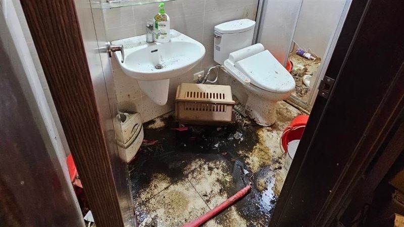 遭惡質房客破壞的浴室現場，地面佈滿來路不明的黑褐色黏稠污漬與大片垢塊，視覺與嗅覺災難讓房東寸步難行。（圖／桃園電子報提供）