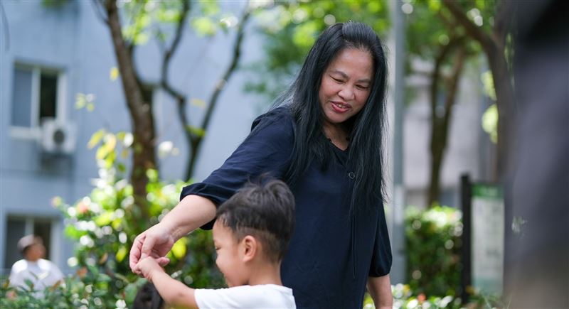 印尼女移工在浴室獨自生產哭聲震撼全台,生下女兒後又失聯,女兒歡歡持續關愛之家照顧,肺病纏身萬人心疼。關愛之家為孩子取名「歡歡」,期盼她未來的日子能被溫暖的光芒療癒。(圖/台灣關愛基金會(關愛之家)提供)