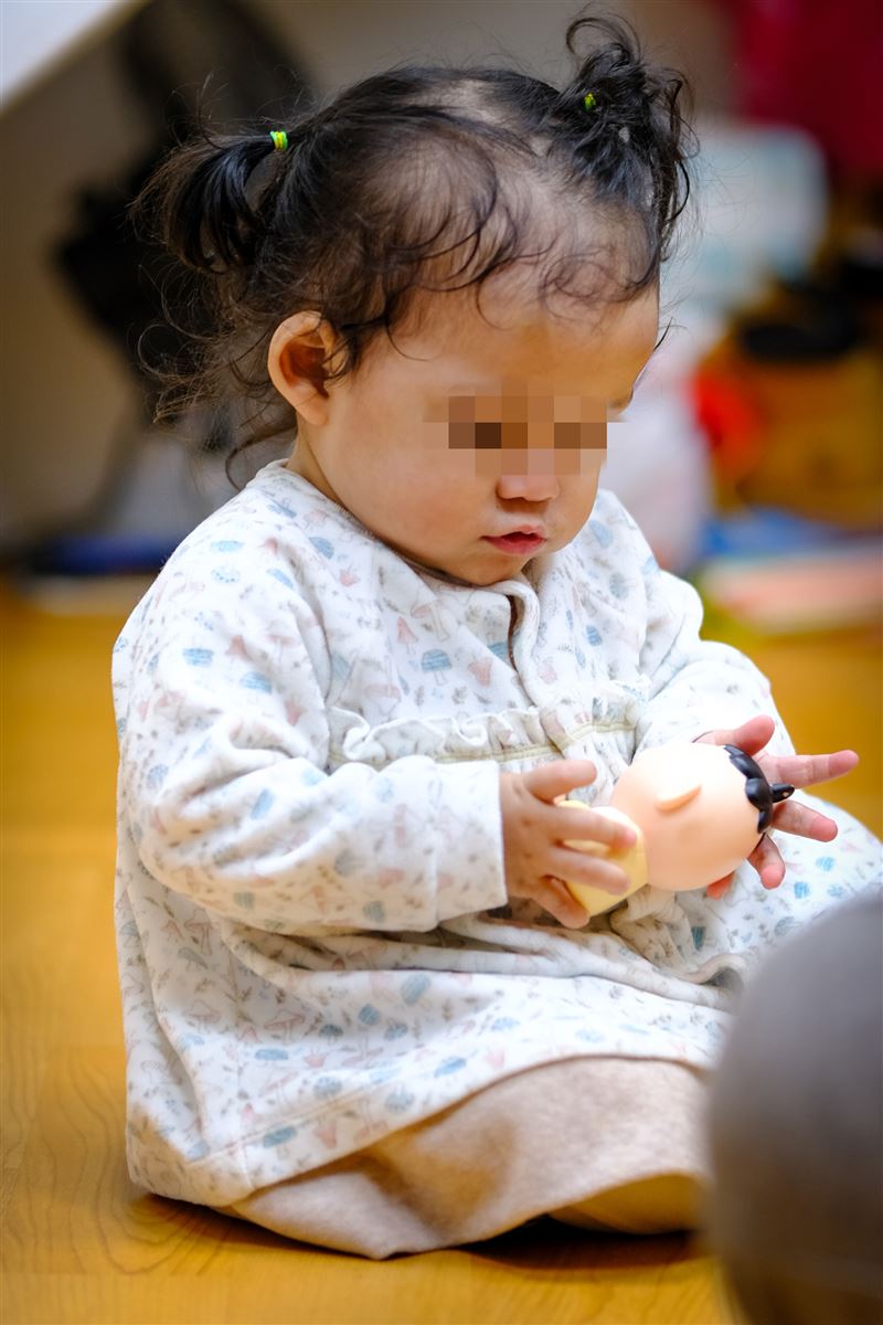 印尼女移工在浴室獨自生產哭聲震撼全台,生下女兒後又失聯,女兒歡歡持續關愛之家照顧,肺病纏身萬人心疼。(圖/台灣關愛基金會(關愛之家)提供)