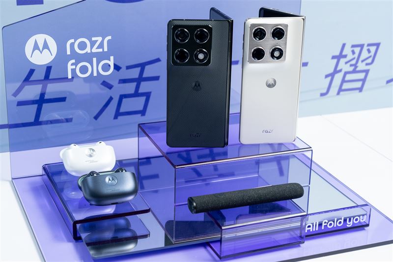 motorola razr fold推出12GB + 256GB單一版本,建議售價NT49,988元,共有PANTONE Blackened Blue(黑)、PANTONE Lily White(白)兩色;尊榮旗艦限定版(含手機、moto pen ultra與moto buds 2 plus)售價NT 58,888元