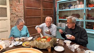 黃仁勳陪父母嗑台菜！輝達PO照網秒噴淚