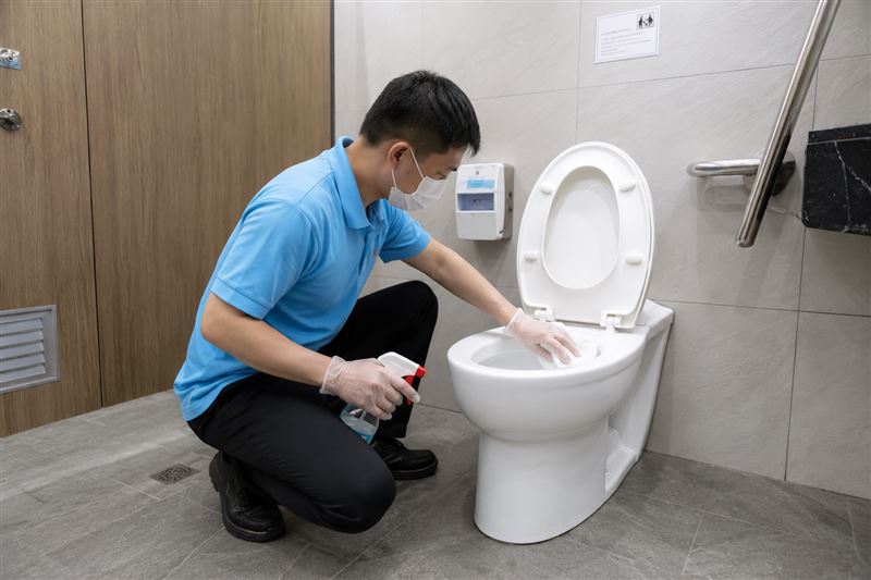 長期暴露於空污，恐增肺部疾病風險。胸腔外科主任黃文傑提醒，清潔劑含次氯酸鈉、氨水、鹽酸等成分，吸入恐刺激呼吸道。清潔時勿憋氣，避免缺氧，反而吸入更多有害氣體。（圖／AI製圖）