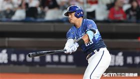 中職37年例行賽，富邦悍將中外野手申皓瑋敲出安打。（圖／記者劉彥池攝影）