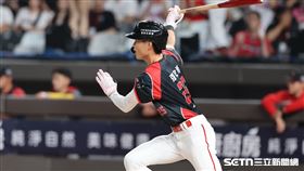 中職37年例行賽，味全龍游擊手張政禹敲出安打。（圖／記者劉彥池攝影）