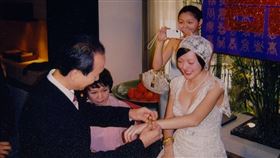 大S（中）在小S歸寧宴專注拍照。（圖／翻攝自IG @elephantdee）