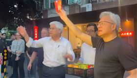 黃仁勳與魏哲家聚餐，在街上同框發食物引發熱議。（圖／翻攝畫面）