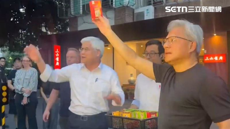 眾AI巨頭聚餐!黃仁勳同框魏哲家投餵炒麵