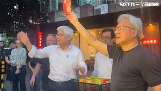 眾AI巨頭聚餐！黃仁勳同框魏哲家投餵炒麵