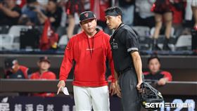 中職37年例行賽，味全龍總教練葉君璋上場和主審討論好球帶。（圖／記者劉彥池攝影）