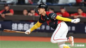 中職37年例行賽，味全龍中外野手郭天信打成二壘平飛球出局。（圖／記者劉彥池攝影）