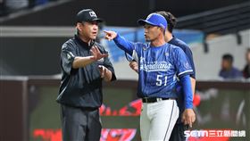 中職37年例行賽，味全龍代跑林孝程在三壘出局，富邦悍將提出挑戰是否為雙殺守備失敗，總教練後藤光尊上場詢問裁判。（圖／記者劉彥池攝影）