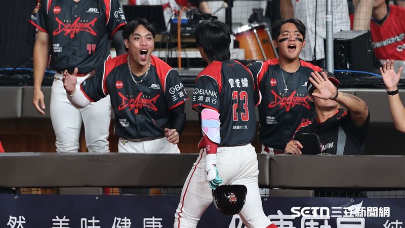 劉俊緯續命追平轟 龍隊9連勝亮魔術數字