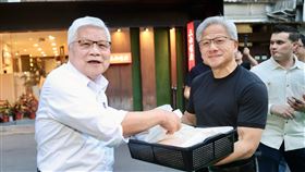 黃仁勳、魏哲家餐敘　一同步出店外發餐點輝達執行長黃仁勳（前右）與台積電董事長魏哲家（左）26日在台北餐敘，兩人中場特地捧著裝滿餐點的籃子到店外發送，展現親和力。中央社記者王飛華攝　115年5月26日