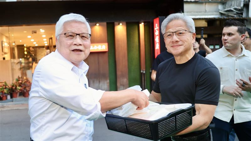 黃仁勳稱把AI當裁員藉口「太懶」籲1事