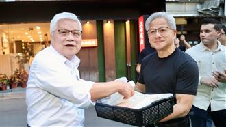 黃仁勳稱把AI當裁員藉口「太懶」籲1事