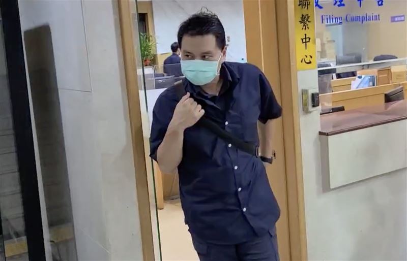 涉嫌幫鍾文智違法查個資的現任大安分局瑞安街派出所巡佐徐毓庭,10萬元交保。(圖/翻攝畫面)