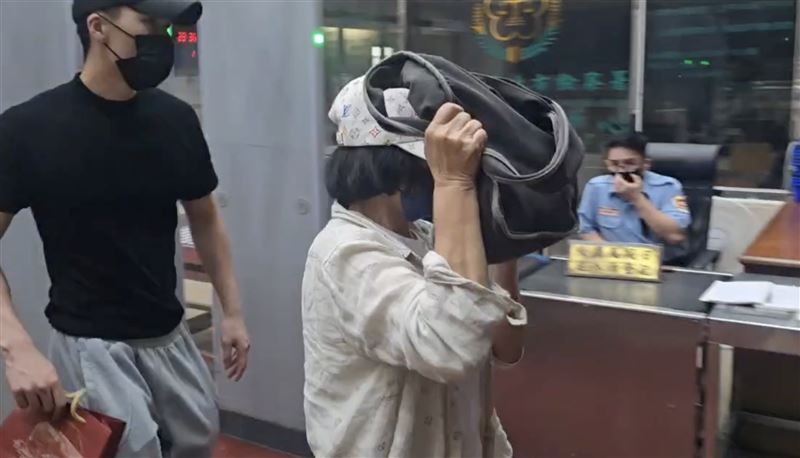 鍾文智的母親被依涉犯洗錢等罪,50萬元交保,限制出境出海住居。(圖/翻攝畫面)