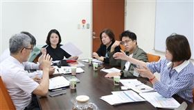 吳思瑤曬照曝，她與沈伯洋早跟台電開會。（圖／翻攝自吳思瑤臉書）