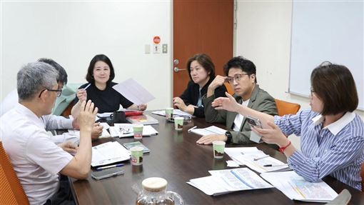 她轟蔣萬安應付黃仁勳　曝沈伯洋早做1事
