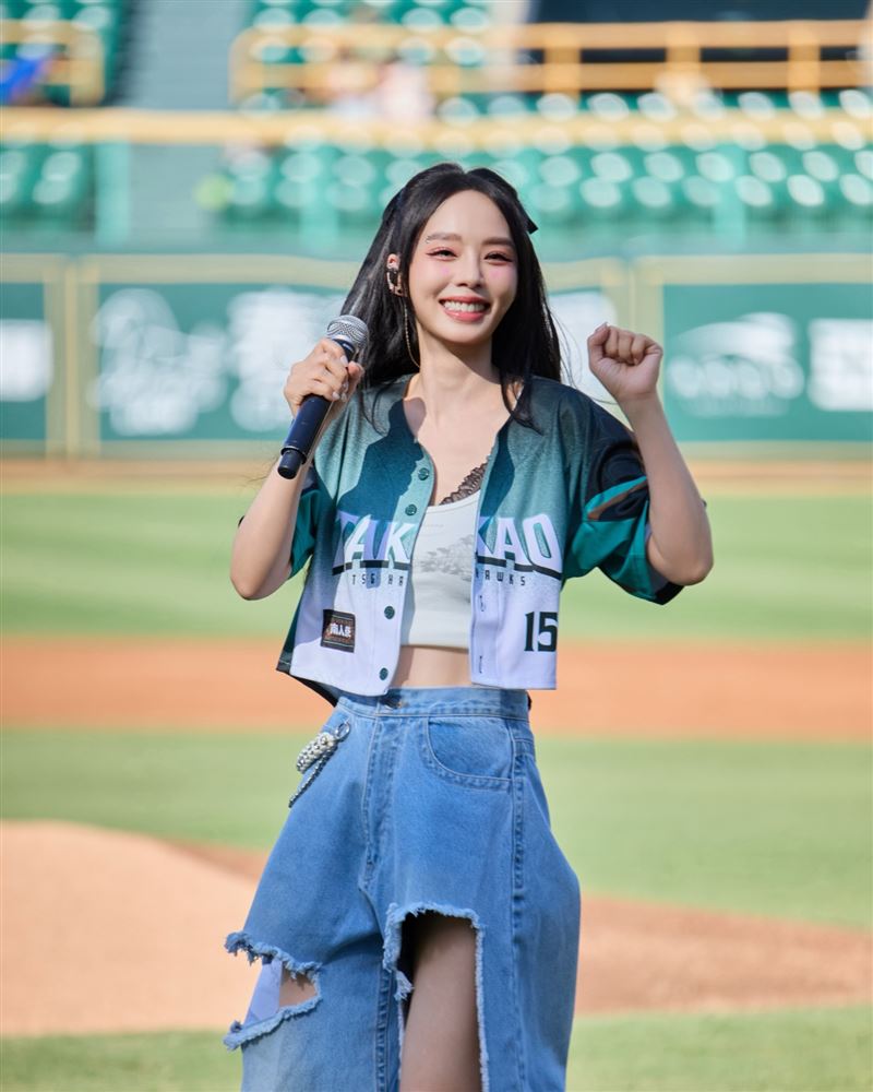 孫淑媚受邀擔任台鋼雄鷹主場開球嘉賓，一系列凍齡美照引發熱議。（圖／翻攝自臉書）