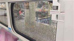 陳女搭乘台鐵區間車，突在車廂內失控，持鎚對著車窗猛砸，玻璃砸出蜘蛛狀裂紋，嚇壞其他乘客。（圖／翻攝畫面）