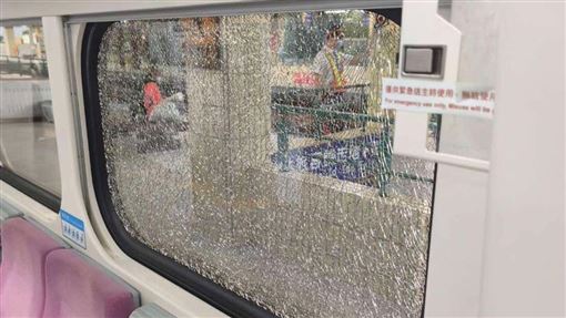 台鐵區間車驚魂！女持槌砸窗遭逮：心情差
