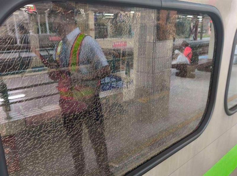 陳女搭乘台鐵區間車,突在車廂內失控,持鎚對著車窗猛砸,玻璃砸出蜘蛛狀裂紋,嚇壞其他乘客。(圖/翻攝畫面)