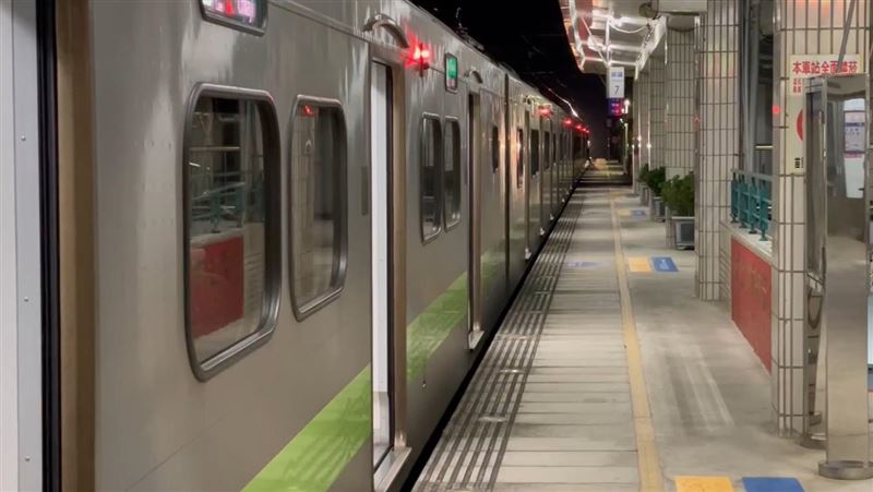 陳女搭乘台鐵區間車,突在車廂內失控,持鎚對著車窗猛砸,玻璃砸出蜘蛛狀裂紋,嚇壞其他乘客。(圖/翻攝畫面)