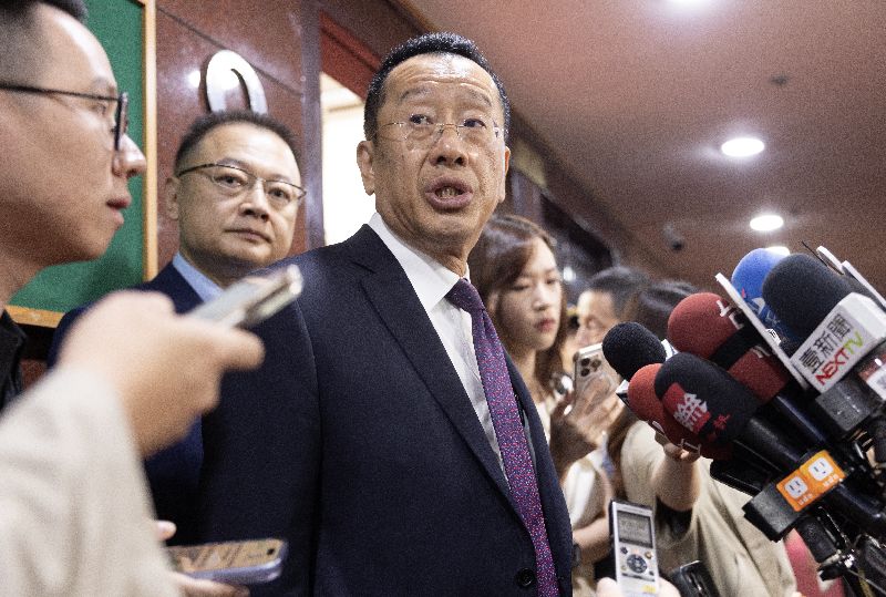 美國聯邦眾議院軍事委員會日前公布2027財政年度的「國防授權法案」（NDAA）草案內容，國防部長顧立雄（中）27日在立法院受訪時表示，感謝美國聯邦眾議院軍事委員會持續提供資金援助，以提升台灣防衛力量