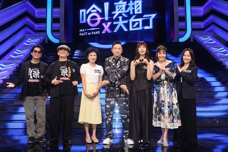 哈林庾澄慶(左4)邀(左起1、2、3)荒山亮、高捷、譚敦慈,與(右起3、2、1)艾庭、甄莉、陸巧因同上節目。(圖/公視提供)
