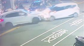 台中BMW男疑「疾病發作」逆向暴衝！車頭全撞爛　擊落2車釀3傷（圖／翻攝畫面）