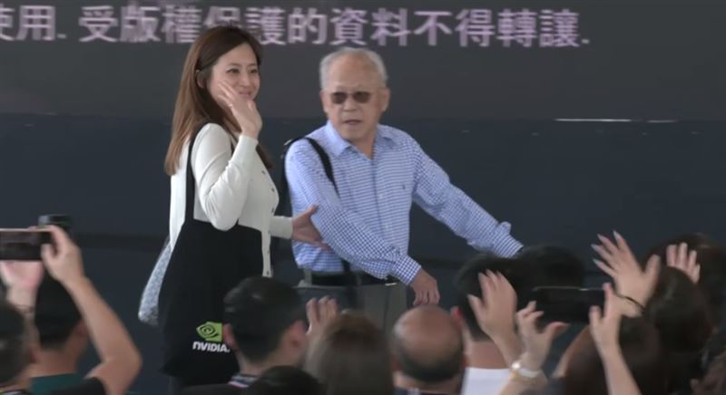 黃仁勳父母也抵達會場,在黃仁勳的特助陪同下,攙扶黃父步入現場。(圖/三立iNews)
