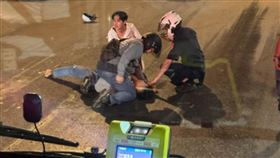 中和24歲蔡男騎乘電動車，遭警方攔查發現毒駕，壓制逮捕送辦。（圖／翻攝Threads@zhaoying0313）