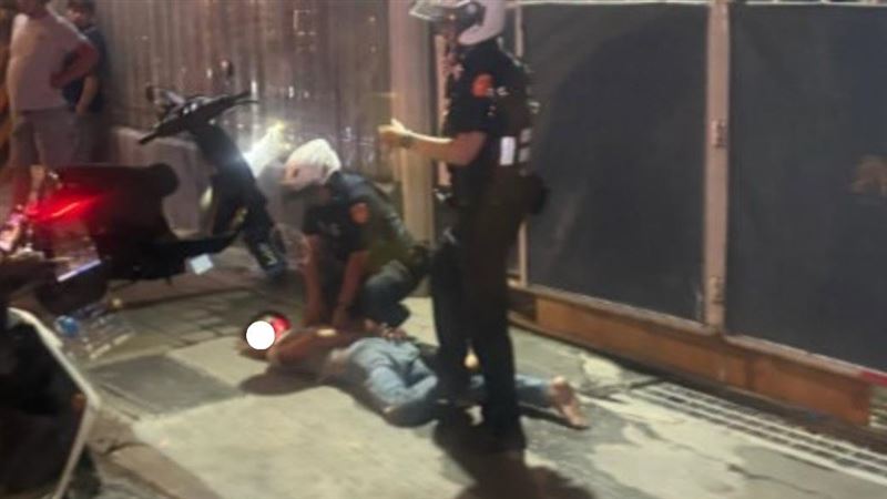 中和24歲蔡男騎乘電動車,遭警方攔查發現毒駕,壓制逮捕送辦。(圖/翻攝Threads@zhaoying0313)