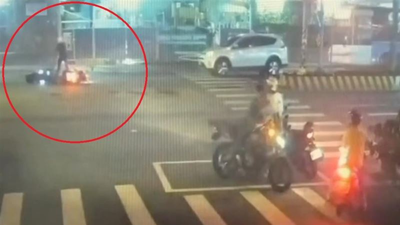 中和24歲蔡男騎乘電動車,遭警方攔查發現毒駕,壓制逮捕送辦。(圖/翻攝畫面)