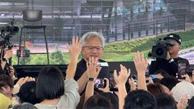 輝達執行長黃仁勳今（27）日現身北士科總部預定地，不辦傳統動土，改辦員工嘉年華。現場發放阜杭豆漿並進駐八家餐車，黃仁勳更與員工互動，大方贈送乳液、簽名球與簽名酒，市長蔣萬安亦到場同框，共同宣告輝達「星群」總部計畫正式啟動。（圖／記者師瑞德攝影）