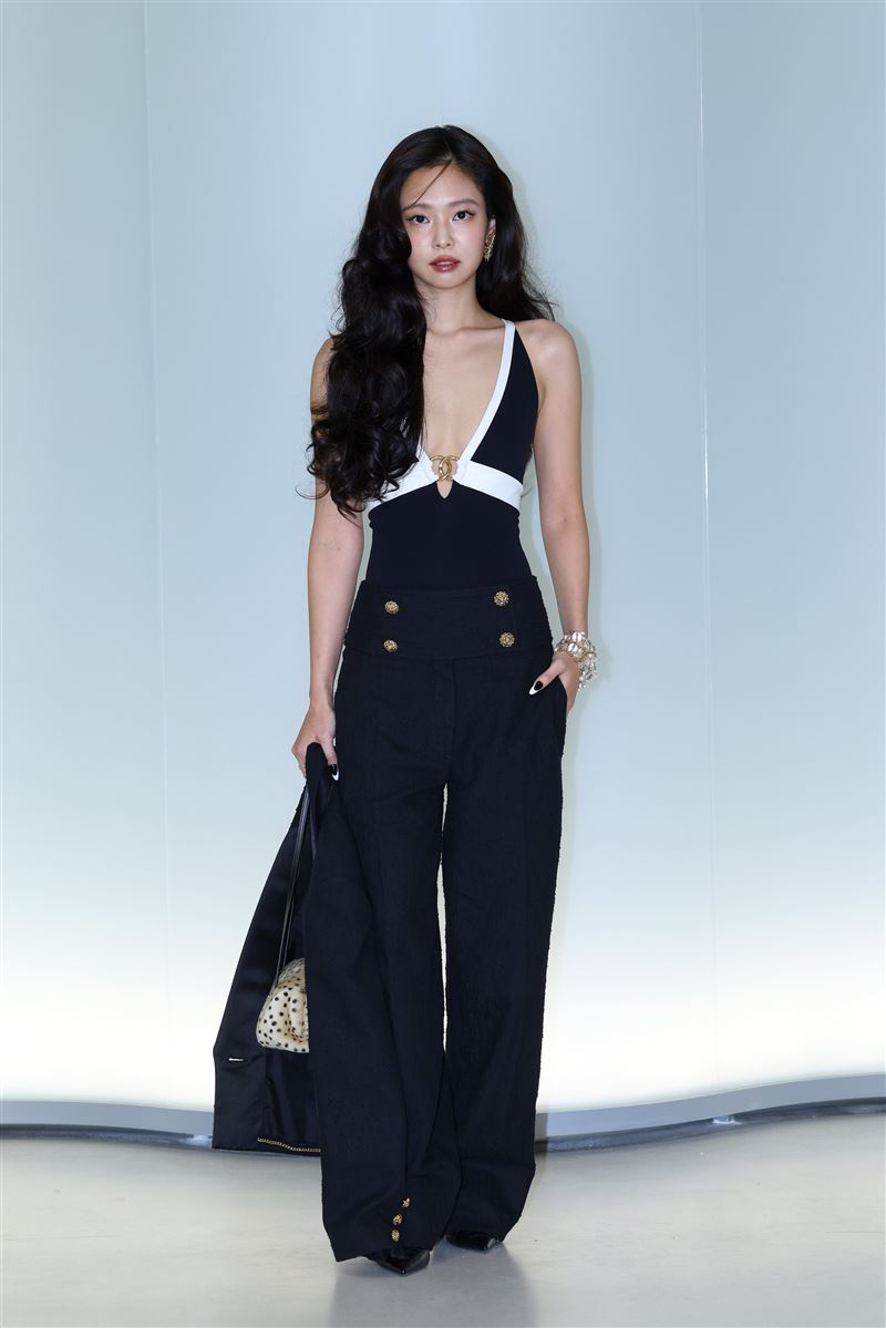 Jennie出席Chanel 2026工坊系列大秀。(圖/翻攝自X平台 @VogueFrance)
