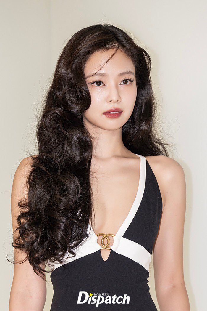 Jennie出席香奈兒活動,和GD再度在同場活動碰頭。(圖/翻攝自D社)