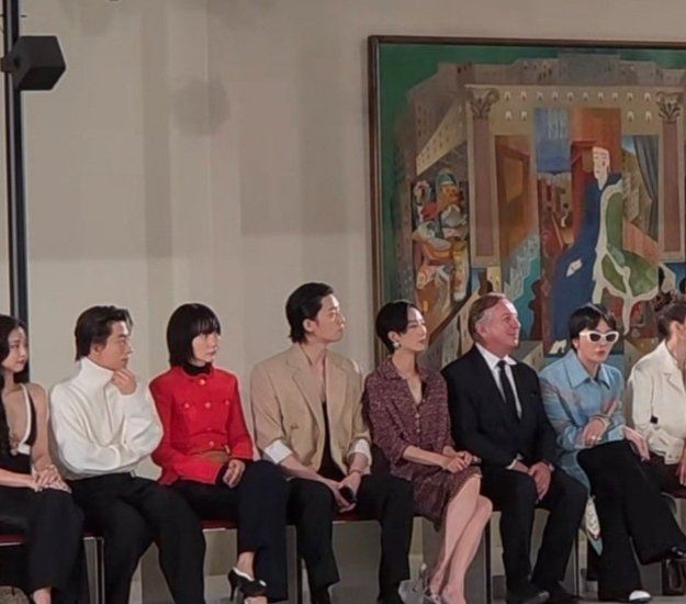 GD與Jennie中間隔了五個人,同框畫面瞬間引發韓網討論。(圖/翻攝自X平台)