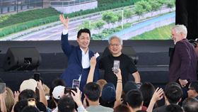 輝達今（27）日於北士科新總部預定地舉辦員工大會，由執行長黃仁勳與市長蔣萬安同框揭幕。黃仁勳現場發送乳液、簽名酒，並親揭新總部設計理念，強調將「透明化」與「去電梯化」概念導入建築。此計畫象徵輝達「星群」總部正式啟動，目標於2029至2030年間完工。（圖／記者鄭孟晃攝影）