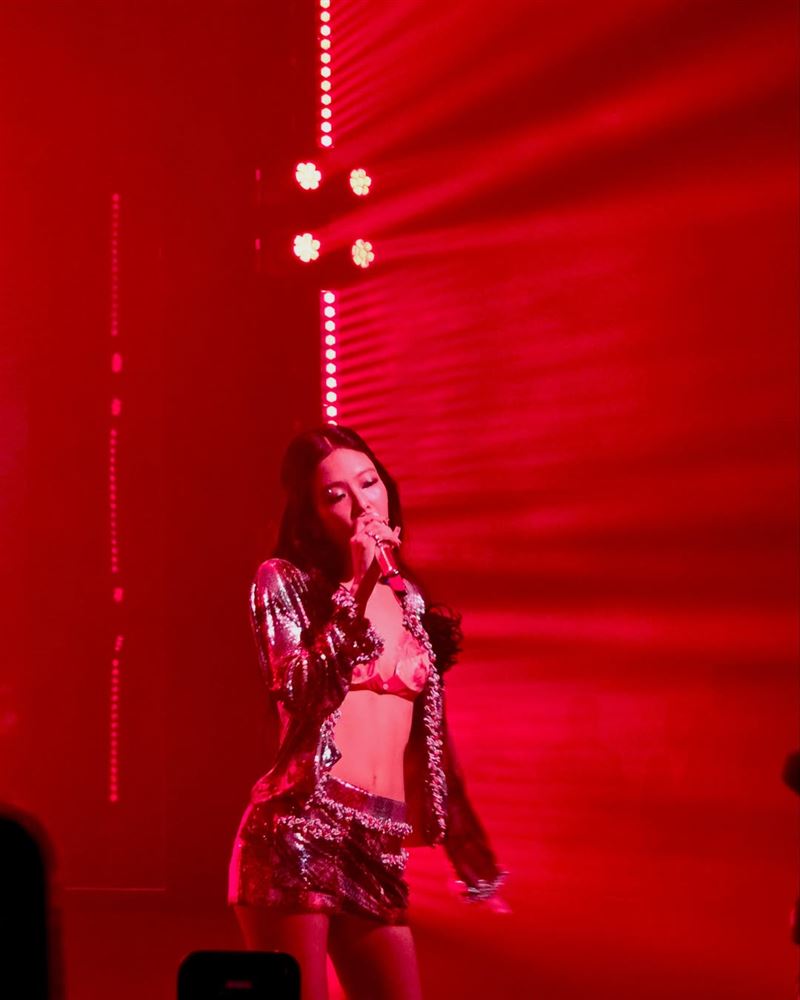 Jennie在香奈兒大秀後的After Party表演全新未公開的曲目。(圖/翻攝自X平台)