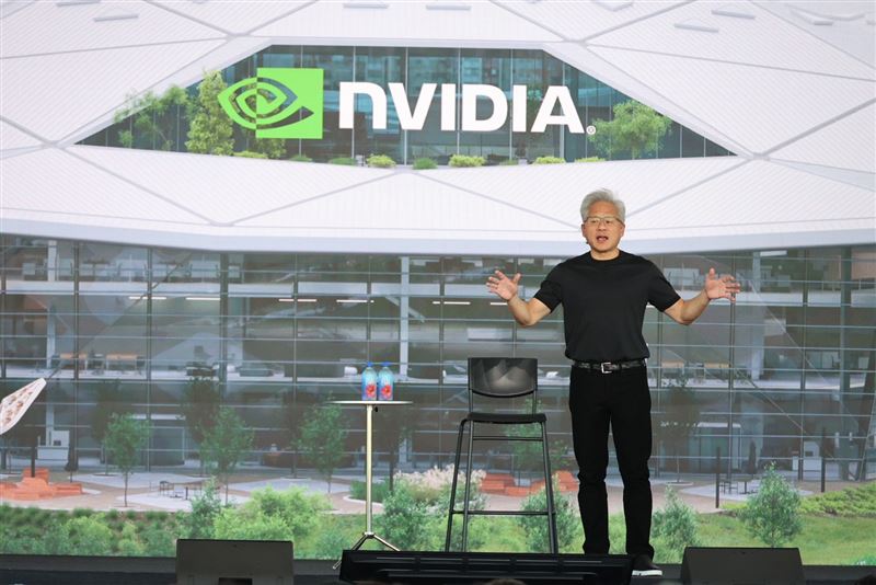 黃仁勳分享輝達台灣總部設計理念，希望方便且有美感。（圖／記者鄭孟晃攝影）