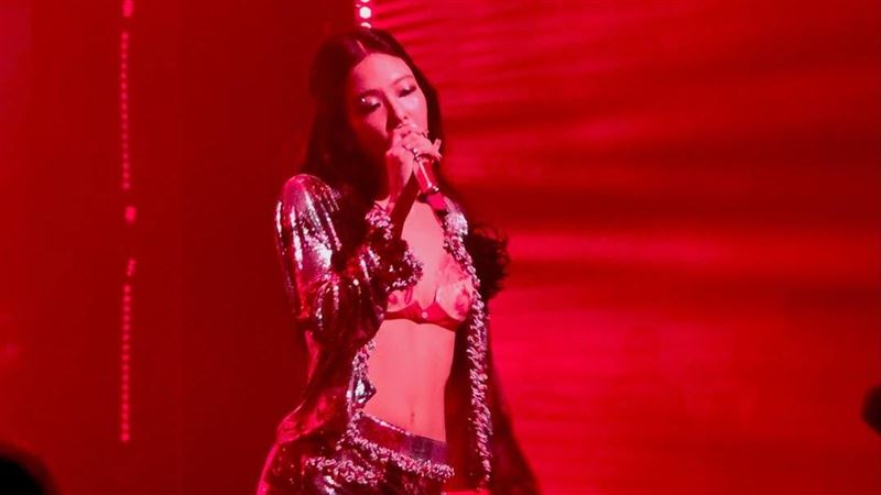 Jennie辣翻香奈兒派對　突唱全新未公開曲
